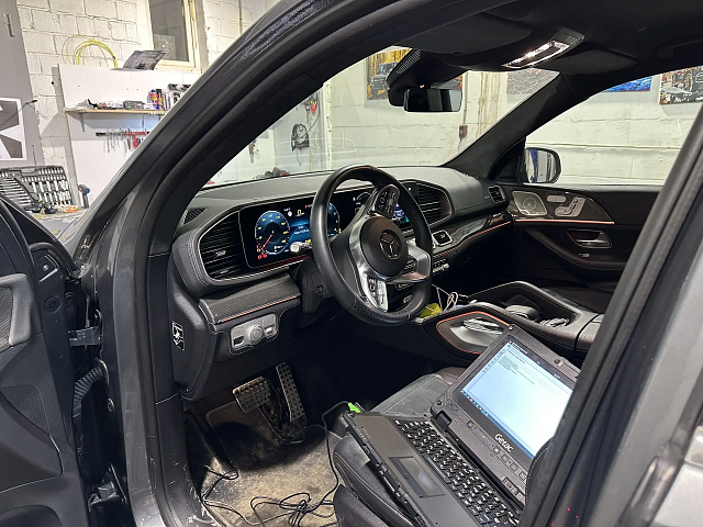 Калибровка камеры MFK на Mercedes GLE 450 (2023 г. в.) Описание услуги  Сервис Mercedes‑78 выполняет профессиональную калибровку камеры MFK (Multifunction Camera) на Mercedes GLE 450 2023 года выпуска. Процедура восстанавливает корректную работу систем по